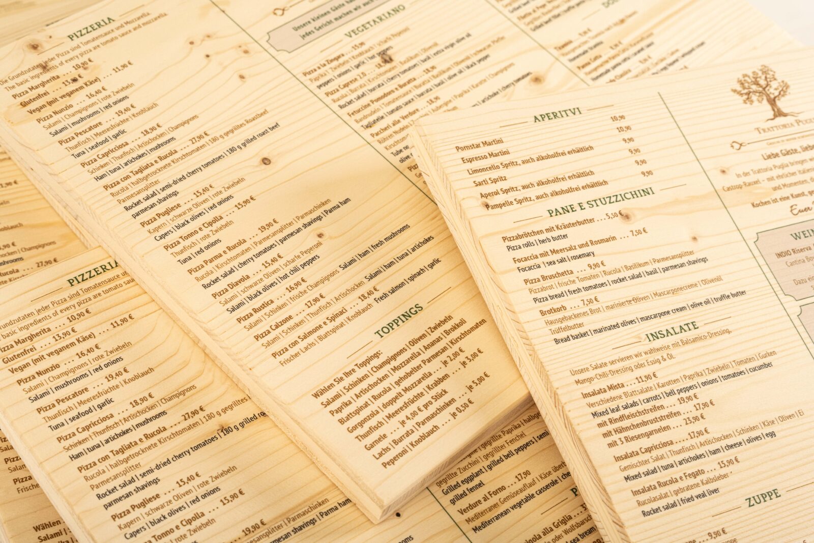 Speisekarten & Getränkekarten aus Fichtenholz mit direkt gedrucktem Text auf der Holzoberfläche - aufeinander liegend