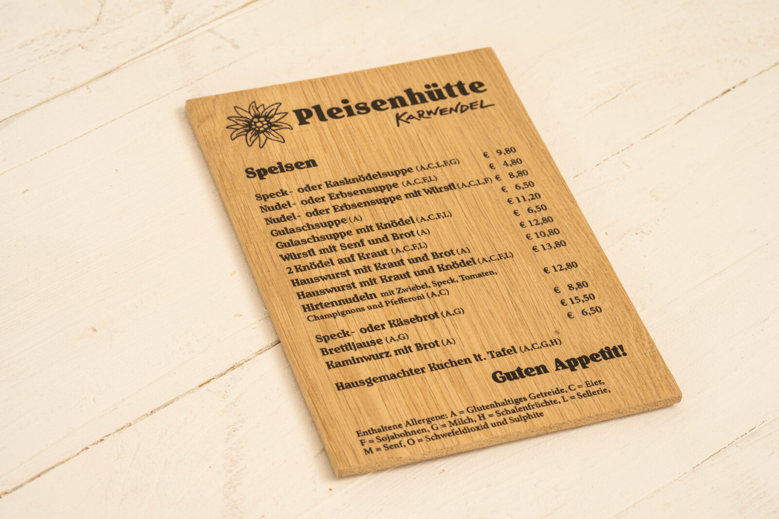 Speisekarte aus massiver Eiche mit direkt gedrucktem Text auf der Holzoberfläche - liegend