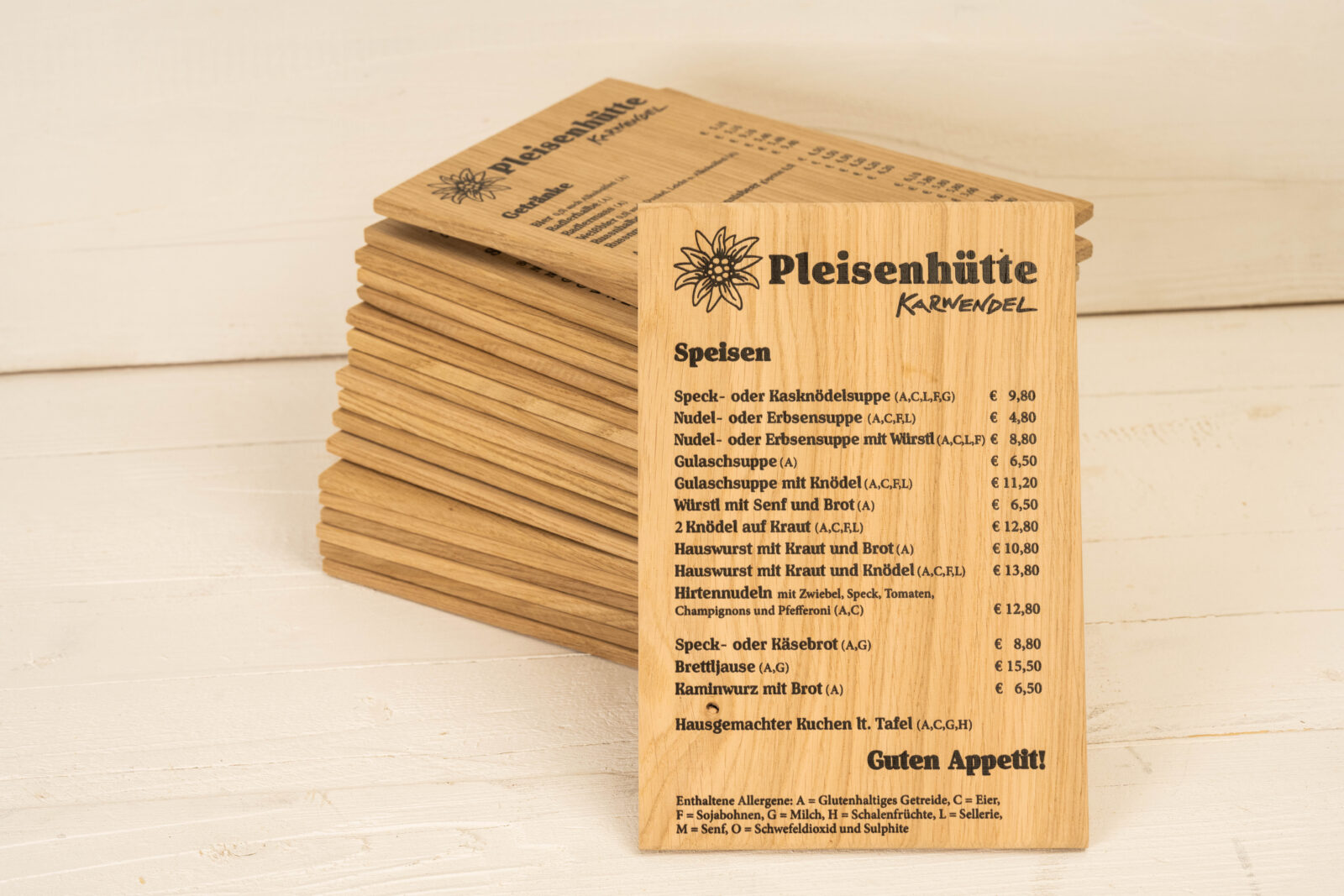 Speisekarten & Getränkekarten aus massiver Eiche mit direkt gedrucktem Text auf der Holzoberfläche - gestapelt