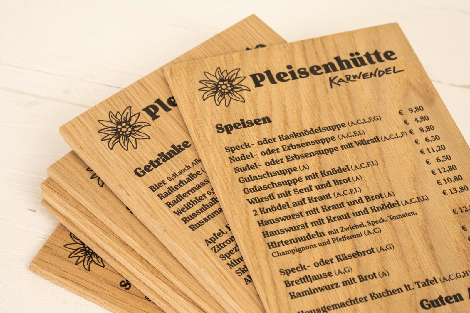 Speisekarten & Getränkekarten aus massiver Eiche mit direkt gedrucktem Text auf der Holzoberfläche - gestapelt